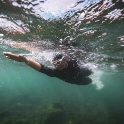 Zone3 Womens Vision Swim Wetsuit -Deep Wetsuit 202120Zone320Womens20Vision20Triathlon20Swim20Wetsuit20WS21WVIS20 20Black2020Rose20Pink20Lifestyle202.2000x2000