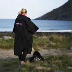 Advance Short Sleeve Change Robe -Deep Wetsuit 202220Dryrobe20Advance20Short20Sleeve20Premium20Outdoor20Changing20Robe20Poncho20DR10020 20Black20Pink20Lifestyle201.2000x2000