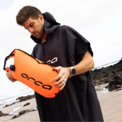 ORCA Hooded Poncho / Changing Robe -Deep Wetsuit 202320Orca20Hooded20Poncho20Changing20Robe20JVBWTT0120 20Black20Lifestyle201.2000x2000