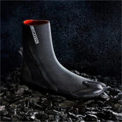 Mystic Supreme 5mm Split Toe Boots 7 Mystic Supreme 5mm Split Toe Boots -Deep Wetsuit 31736 202220Mystic20Supreme205mm20Split20Toe20Boots2020003320 20Black20Lifestyle202.2000x2000