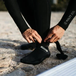 Mystic Majestic 5mm Split Toe Boots -Deep Wetsuit 31737 202220Mystic20Majestic205mm20Split20Toe20Boots2020003420 20Black20Lifestyle201.2000x2000