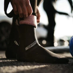 Mystic Majestic 5mm Split Toe Boots -Deep Wetsuit 31737 202220Mystic20Majestic205mm20Split20Toe20Boots2020003420 20Black20Lifestyle202.2000x2000