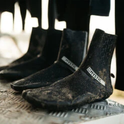 Mystic Majestic 5mm Split Toe Boots -Deep Wetsuit 31737 202220Mystic20Majestic205mm20Split20Toe20Boots2020003420 20Black20Lifestyle204.2000x2000