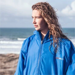 Gul Evorobe Changing Robe -Deep Wetsuit 32266 202320GUL20Evorobe20Hooded20Changing20Robe20AC012820 20Blue20Lifestyle201.2000x2000
