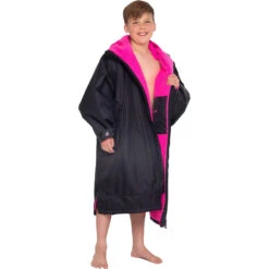 Advance Junior Short Sleeve Change Robe V3 -Deep Wetsuit 35744 202320Dryrobe20Advance20Junior20Short20Sleeve20Premium20Outdoor20Changing20Robe20Poncho20DR10020 20Black20Pink204.2000x2000