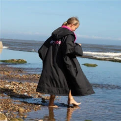 Advance Junior Short Sleeve Change Robe V3 -Deep Wetsuit 35744 202320Dryrobe20Advance20Junior20Short20Sleeve20Premium20Outdoor20Changing20Robe20V320DR10020 20Black20Pink20a1.2000x2000
