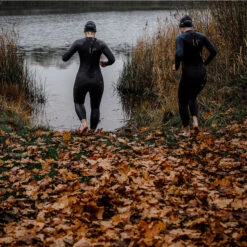 ORCA Womens Athlex Flow Triathlon Wetsuit -Deep Wetsuit 40832 202320Orca20Womens20Athlex20Flow20Triathlon20Wetsuit20MN54TT4220 20Silver20Total20Lifestyle201.2000x2000