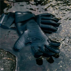 Mystic Roam 3mm Precurved Gloves -Deep Wetsuit 42051 202320Mystic20Roam203mm20Precurved20Gloves2035015.23002720 20Black20Lifestyle202.2000x2000