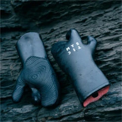Mystic Supreme 5mm Lobster Gloves -Deep Wetsuit 42054 202220Mystic20Supreme205mm20Lobster20Gloves2035015.23002520 20Black20Lifestyle201.2000x2000