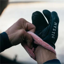 Mystic Supreme 5mm Lobster Gloves -Deep Wetsuit 42054 202220Mystic20Supreme205mm20Lobster20Gloves2035015.23002520 20Black20Lifestyle202.2000x2000
