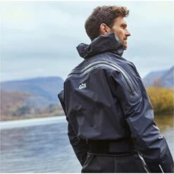 GILL Verso Back Zip Drysuit & Con Zip -Deep Wetsuit 42151 4805 GRA01 LIFESTYLE 4 00911.2000x2000