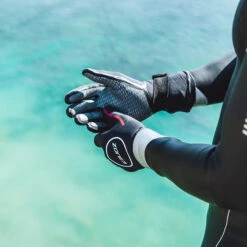 Zone3 Neoprene Heat-Tech Warmth Gloves 14 Zone3 Neoprene Heat-Tech Warmth Gloves -Deep Wetsuit 42473 202220Zone320Neoprene20Heat Tech20Warmth20Gloves20NA18UHTG101 20Black20 20Red20Lifestlye202.2000x2000