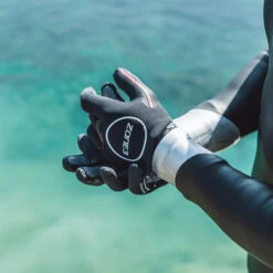 Zone3 Neoprene Heat-Tech Warmth Gloves 13 Zone3 Neoprene Heat-Tech Warmth Gloves -Deep Wetsuit 42473 202220Zone320Neoprene20Heat Tech20Warmth20Gloves20NA18UHTG101 20Black20 20Red20Lifestlye203.2000x2000