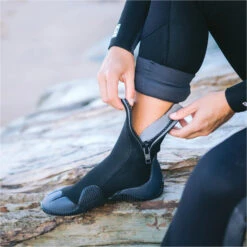 Legend 5mm Zipped Round Toe Boots -Deep Wetsuit 44222 202320C Skins20Mens20Legend205mm20GBS20Zipped20Round20Toe20Boots20C BOLERTZ20 20Black20Charcoal20Lifestyle201.2000x2000