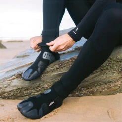 Session 5mm Hidden Split Toe Boots -Deep Wetsuit 44223 202320C Skins20Mens20Session205mm20GBS20Hidden20Split20Toe20Boots20C BOSE5HST20 20Black20Charcoal20Lifestyle201.2000x2000