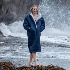 Advance Long Sleeve Change Robe V3 -Deep Wetsuit 44394 202320Dryrobe20Advance20Long20Sleeve20Changing20Robe20Poncho20DALSV320 20Navy20Blue2020Grey20Lifestyle202.2000x2000