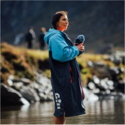 GILL Aqua Parker Change Robe -Deep Wetsuit 44820 5024 BLU44 LIFESTYLE 1 55277.2000x2000