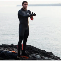 Freedom 3mm Swim Gloves 13 Freedom 3mm Swim Gloves -Deep Wetsuit 45015 202320Swim20Research20Freedom203mm20Swim20Gloves20C GLSR320 20Black20Lifestyle201.2000x2000