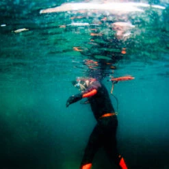 Freedom 3mm Swim Gloves 12 Freedom 3mm Swim Gloves -Deep Wetsuit 45015 202320Swim20Research20Freedom203mm20Swim20Gloves20C GLSR320 20Black20Lifestyle202.2000x2000