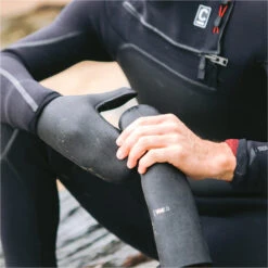 Wired+ 7mm Neoprene Wetsuit Mittens -Deep Wetsuit 45758 202320C Skins20Wired207mm20Neoprene20Wetsuit20Mittens20C GLWIP720 20Black20Lifestyle.2000x2000