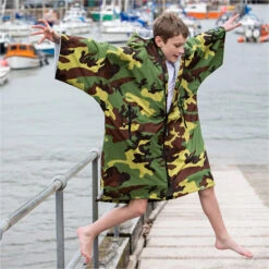 Junior Advance Short Sleeve Change Robe V3 -Deep Wetsuit 45805 202320Dryrobe20Junior20Advance20Short20Sleeve20V3KSS20 20Camo2020Grey2020Lifestyle.2000x2000