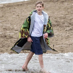 Junior Advance Short Sleeve Change Robe V3 -Deep Wetsuit 45805 202320Dryrobe20Junior20Advance20Short20Sleeve20V3KSS20 20Camo2020Grey2020Lifestyle202.2000x2000