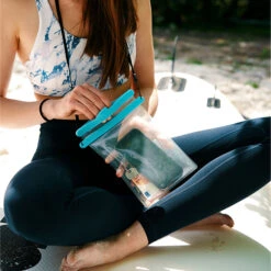 Fidlock Magnetic Maxi Dry Bag -Deep Wetsuit Dry20Bag20Maxi20M sized20magnetic20self sealing20bag20Lifestyle201.2000x2000